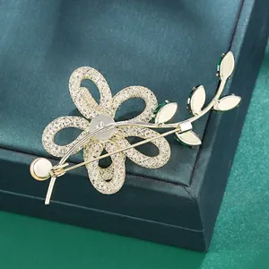 Elegante K9 glaskristallen bloembloesem met parels en gouden afwerking