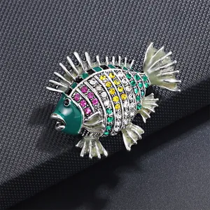 Detaillierte Nahaufnahme der bunten Strass-Fischbrosche mit Emaille-Finish.