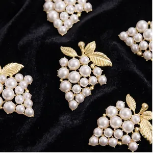 Eleganter Zinklegierung Traube Frucht Brosche Pin Mattgold Blatt Weiße Künstliche Perle Corsage Für Damen Bekleidung Accessoires