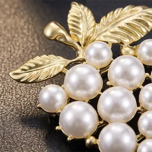 Eleganter weintraubenförmiger Broschenanhänger mit weißen Perlen und Goldlegierung