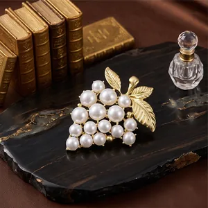 Eleganter Trauben-Anstecknadel mit weißen Perlen und goldfarbenen Blättern Design