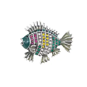 Eleganter Vintage Fisch Brosche mit bunten Strasssteinen und grünen Emaille Details