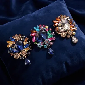 Broches de style palais vintage avec pendentifs goutte d'eau en cristal raffiné