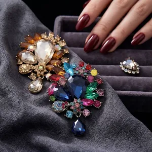 Luxueuse broche de style palais vintage en alliage avec pendentif goutte d'eau coloré