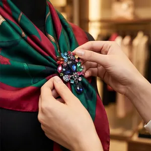 Broche vintage élégante avec cristaux colorés et pendentif en goutte bleue pour écharpe