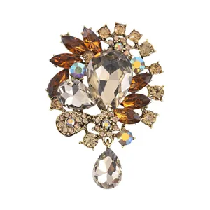 Broche vintage de style cour avec pendentifs en verre goutte et strass de couleur ambre