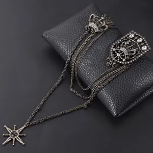 Broche vintage de cadena para el pecho hip hop con motivos de corona y estrella