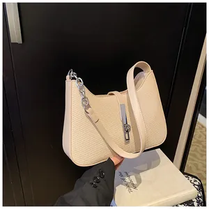 Elegante beige Unterarmtasche mit gewebter Textur, Silberkette und Metallschnalle