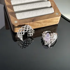 Nahaufnahme von Vintage-Chinesischem-Ring mit Gourd-Stein und silbernem Netz-Design.