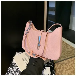Detailaufnahme einer eleganten rosa Schultertasche mit strukturierter Oberfläche