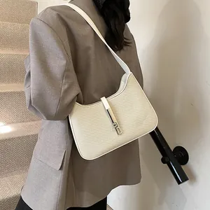 Damen PU Leder Umhängetasche Casual Minimalistisch Hobo Tasche Unterarm Tasche Kette Handtasche Tägliches Pendeln Chic Design Handtasche