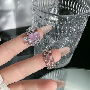 Nahaufnahme eines Vintage-Ringes mit lila Stein und silbernem Gitterdesign