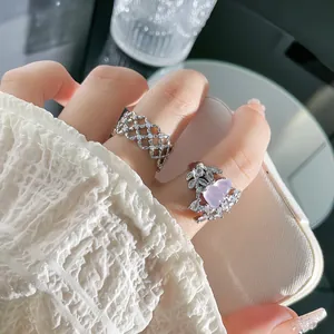 Detailansicht eines Vintage-Rings im Palaststil mit lila Stein und Blumenzweig-Design.