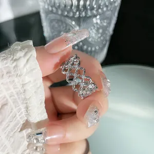 Detailansicht eines vintage silbernen Gitterrings mit Mikro-Pave-Steinen besetzt