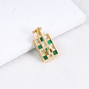 Detailopname van luxe parfumflesje speld met groene zirkoon en goudkleurige afwerking