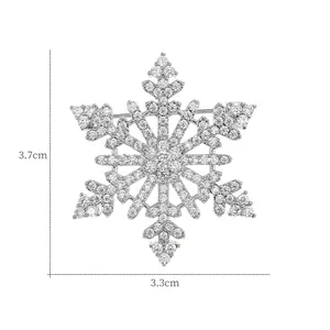 Détail de la broche flocon de neige argentée pavée de strass, taille 3,7 x 3,3 cm