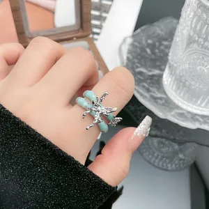 Detailansicht eines verstellbaren Rings im Punk-Stil mit flüssigem Schmetterling