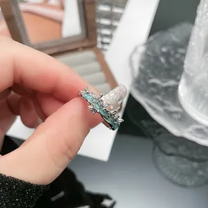 Detailansicht eines Punk-Liquid-Metall-Schmetterlingsrings mit mintgrüner Emaille