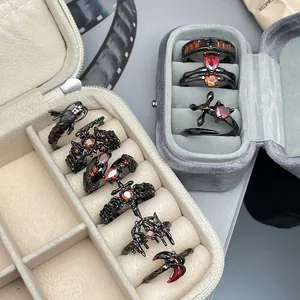 Gothic-Punk-Ringe aus schwarzem Metall mit roten Kristallen in Schmuckkästchen-Details.