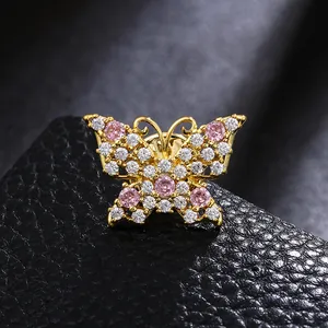 Makroansicht einer luxuriösen Schmetterlingsbrosche mit funkelnden rosa und weißen Zirkonia