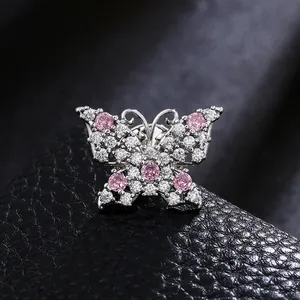 Detailansicht einer zarten Schmetterlingsbrosche mit rosa und weißen Kristallen