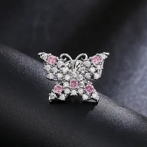 Nahaufnahme der eleganten Schmetterlingsbrosche mit rosa und weißen Kristallen