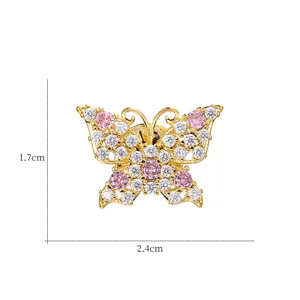 Nahaufnahme einer Kristall-Schmetterlingsbrosche mit den Maßen 2,4 cm x 1,7 cm.