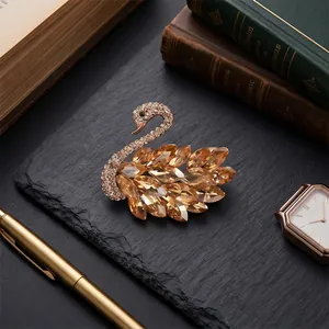 Elegante broche de cisne dorado con cristales marquise champán para ropa de gala de lujo