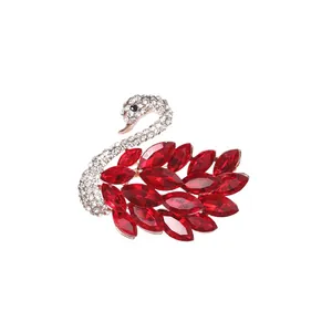 Elegante broche de cisne de lujo con cristales rojos brillantes y piedras blancas