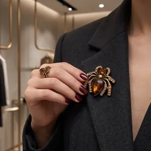 Exquisites Vintage-Spinnen-Brosche und Ring-Set mit bernsteinfarbenen Steinen für Blazer