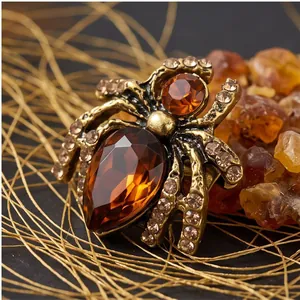Vintage-Spinne-Brosche mit bernsteinfarbenen Kristallen und Strasssteinen.