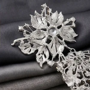 Rückansicht einer luxuriösen silbernen Blumenbrosche mit langem Nadelmechanismus