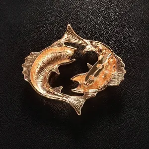 Spilla vintage dorata segno zodiacale Pesci per abiti e cappotti con trama fine