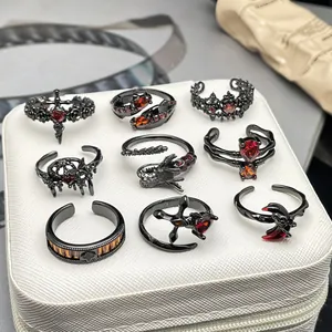 Set aus gotischen dunklen Punk-Ringen mit roten Kristallen in schwarzem Metall