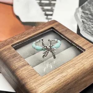 Detailansicht eines Punk-Schmetterlings-Rings mit mintgrüner Emaille-Glasur-Optik