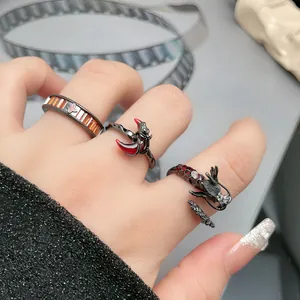 Detailansicht von dunklen Punk-Drachen- und Horn-Offenringen mit roten Steinen
