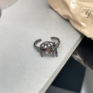 Dunkler Gothic-Punk-Ring, verstellbar, mit rotem Edelstein und strukturierter Oberfläche