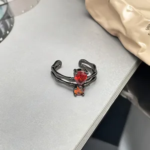 Nahaufnahme eines schwarzen Punk-Rings mit birnenförmigen roten Edelsteinen, Detailansicht