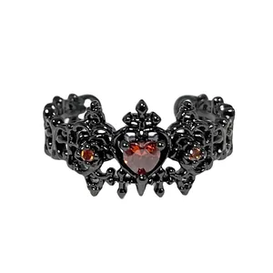 Gotischer Punk-Ring in Schwarz mit auffälligem herzförmigem rotem Edelstein