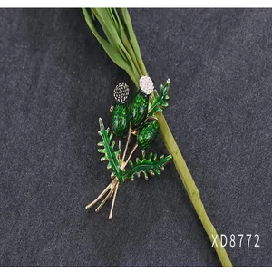 Close-up detailweergave van een elegante groene emaille distelbloem broche voor dames