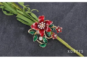 Prachtige broche met rode emaille bloem, fonkelende kristallen en groene bladeren