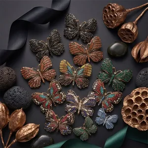 Collezione di eleganti spille a farfalla con strass colorati su sfondo scuro.