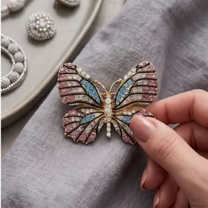 Elegante spilla a farfalla in cristallo per abiti con strass colorati