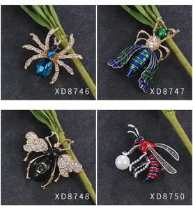 Gedetailleerd overzicht van sierlijke insectenbroches met spin-, bij- en wespontwerpen.