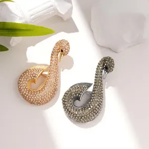 Elegante par de broches de cisne con pedrería en oro rosa y acabados gris grafito