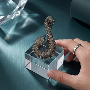 Lujoso broche de cisne negro con pavé completo de pedrería para abrigos y trajes