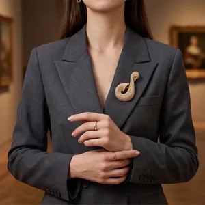 Elegante broche de cisne con pavé de cristales para blazers y abrigos de lujo