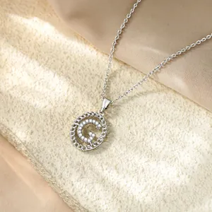 Vista dettagliata dell'elegante collana con ciondolo iniziale G e zirconi micro