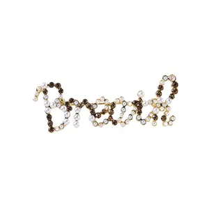 Stilvolle "Breath" Buchstaben-Brosche mit weißen Perlen und glitzernden Strasssteinen