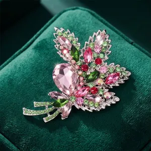 Luxuriöse übergroße Blumenbrosche mit rosa und grünen Strasssteinen auf Samt